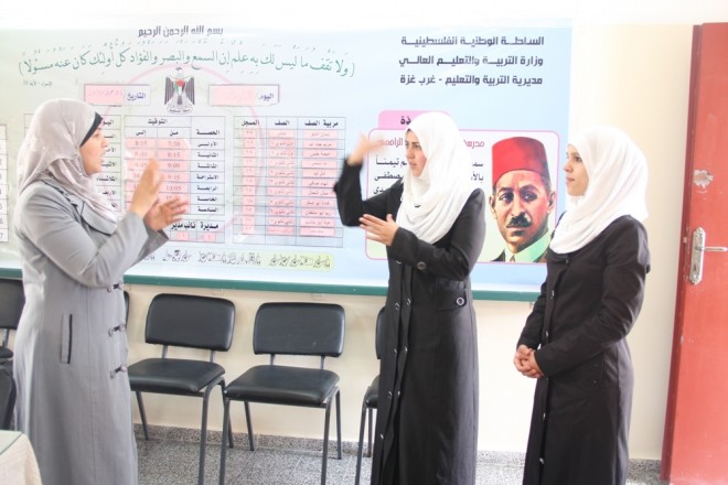 أثناء أخذ اراء الطالبات وترجمة معلمة الاشارة لاقوالهن